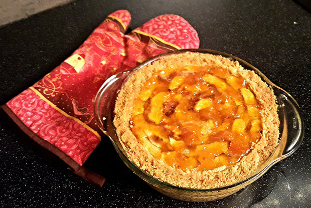 Яблочный пирог с абрикосовым джемом на корже из печенья