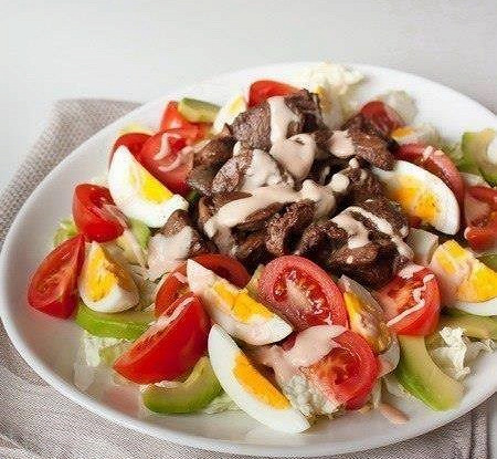 Перигорский салат с куриной печенью и овощами