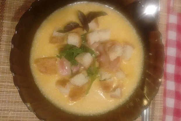 Крем-суп из тыквы с беконом, рукколой и крутонами