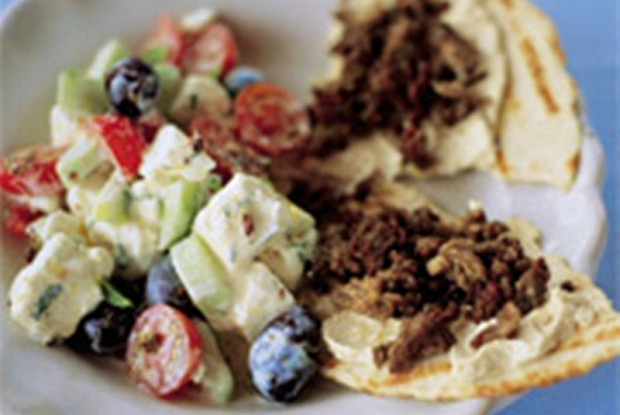 Греческий салат с тортильями и телятиной