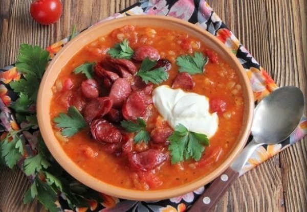 Густой томатный суп с копчеными колбасками