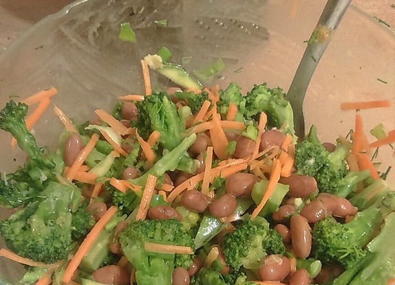 Салат с красной фасолью и брокколи