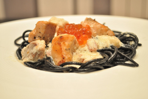 Черная паста в сливочном соусе с лососем и красной икрой