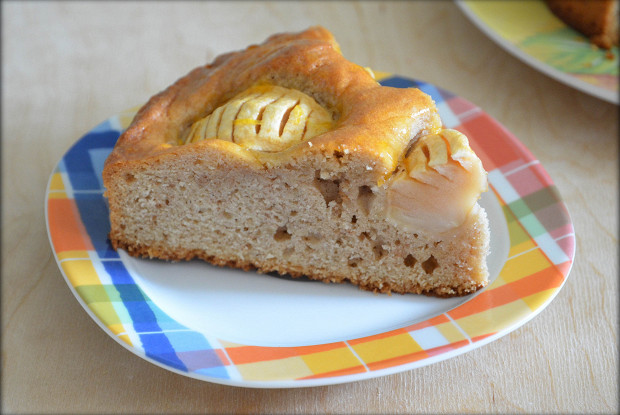 Немецкий яблочный пирог с корицей и абрикосовым джемом