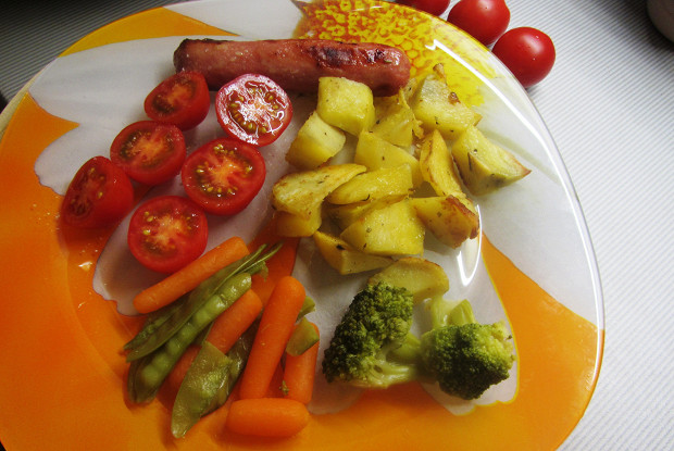 Колбаски гриль с картофельными дольками, томатами и брокколи
