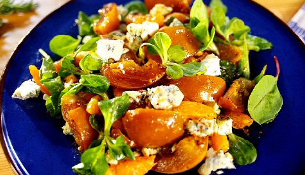 Салат из хурмы, мандаринов и сыра дор-блю