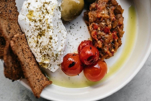 Лабне с печеными томатами, оливками и чипсами из хлеба