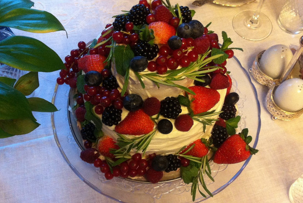 Легкий бисквитный торт с ягодами