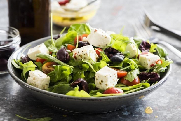 Салат с оливками  и сыром