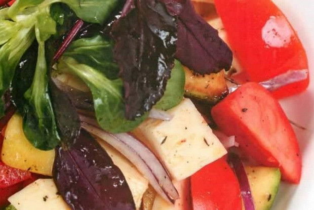 Салат с кабачками, помидорами и сыром