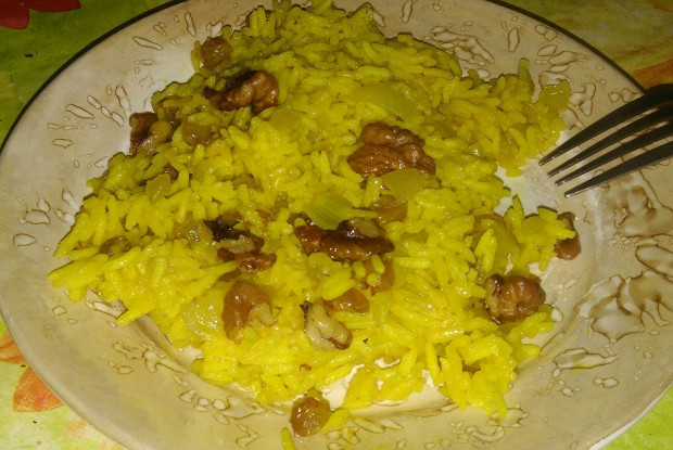 Шафрановый рис с изюмом и орехами