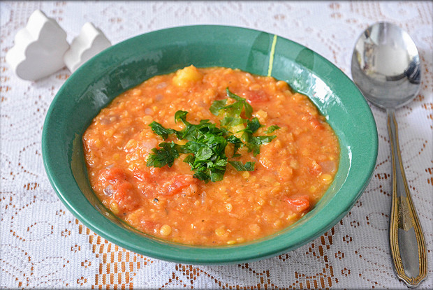 Чечевичный суп с помидорами