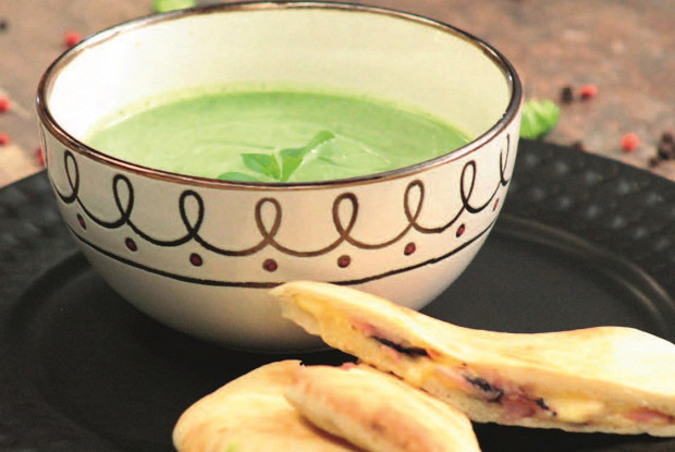 Зеленый крем-суп с питой