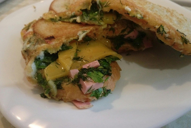 Горячий сэндвич с омлетом из зелени
