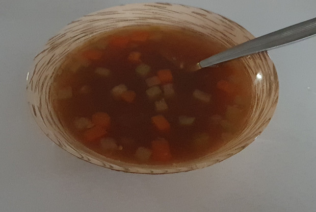 Куриный суп с соевым соусом и вермишелью