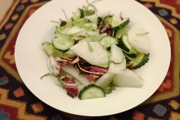 Зеленый салат с огурцом, дайконом и руколой