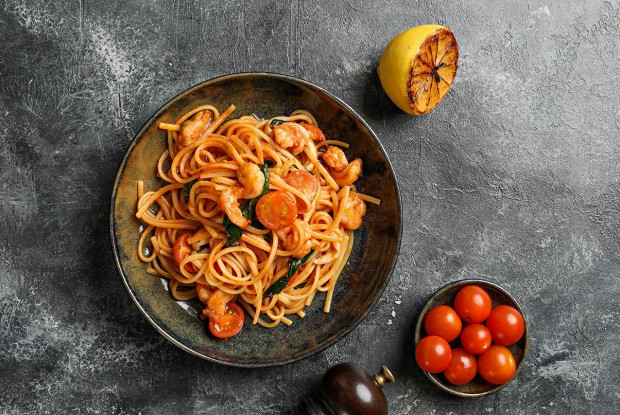 Спагетти с креветками и мидиями