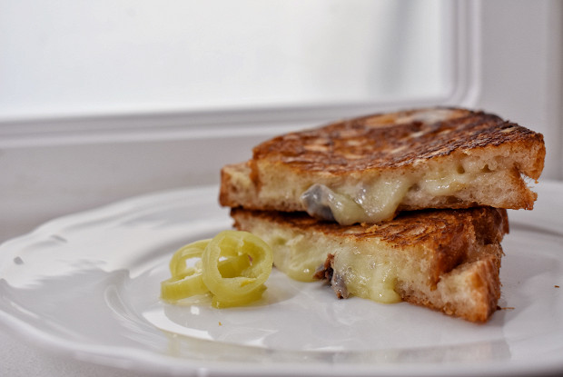 Горячий бутерброд с сыром, халапеньо и анчоусами