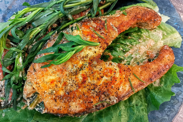 Сливочный стейк лосося со шпинатом