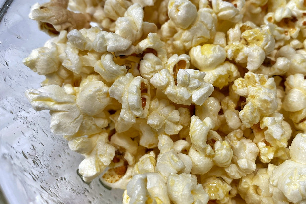 Классический соленый попкорн рецепт – Американская кухня: Закуски. «Еда»