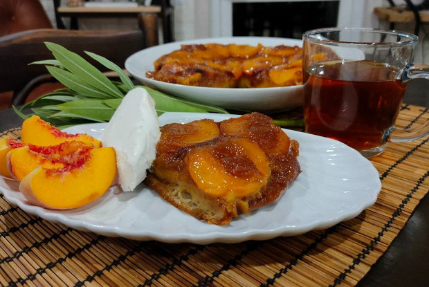 Пирог-перевертыш с персиками, карамелью и корицей