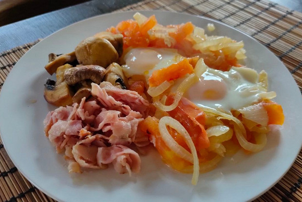 Яичница с беконом, луком, помидором и грибами