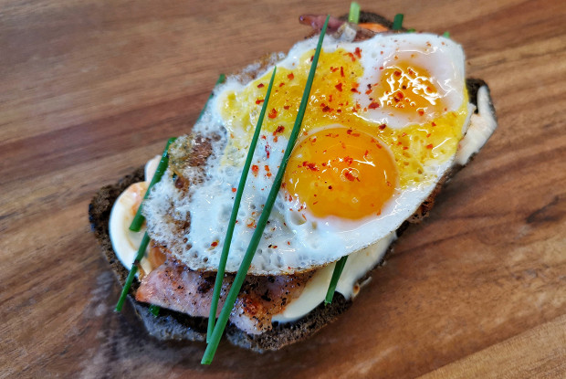 Бутерброд с перепелиным яйцом