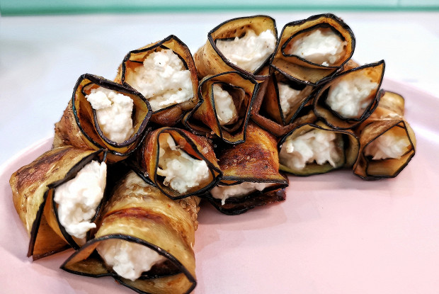 Рулетики из баклажанов со сливочно-сырной начинкой