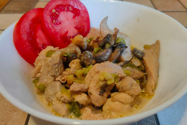 Курица с грибами и зеленым луком в сливочном соусе
