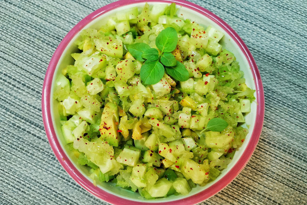 Зеленый салат с маслом расторопши