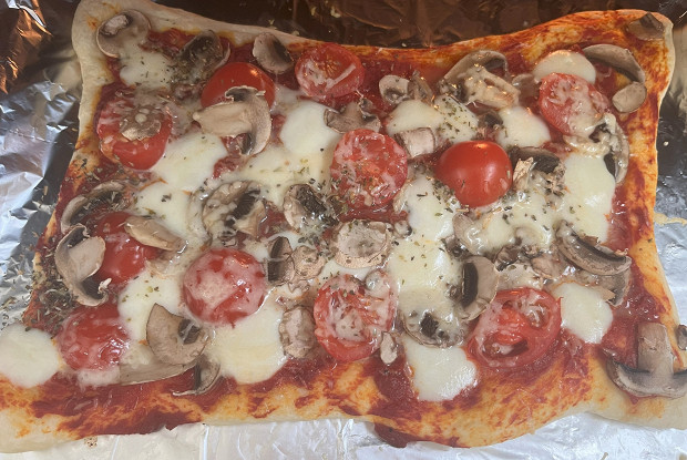 Пицца с томатами, грибами и моцареллой