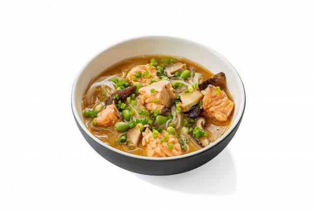 Холодный мисо-суп с лососем, шиитаке и бобами эдамамэ