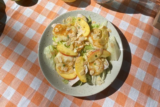 Салат с халуми, нектаринами и курицей