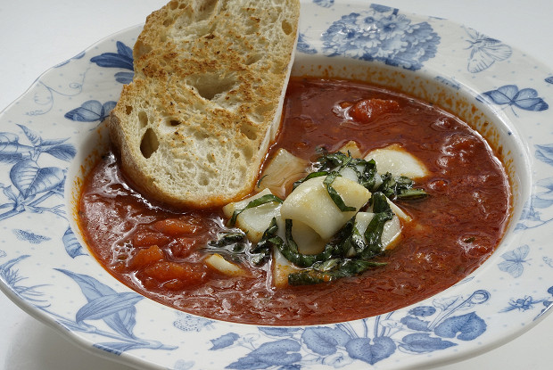 Средиземноморский томатный суп с кальмарами