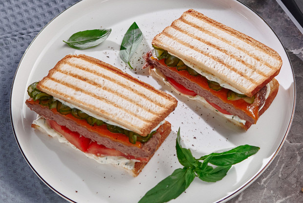 Сэндвич гриль с котлетой и соусом ранч