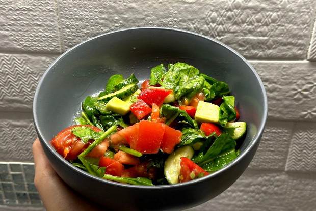 Салат из шпината с овощами и авокадо с медовой заправкой