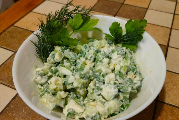 Салат из зеленого лука с огурцом, яйцом и сметаной