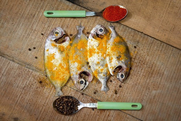 Пряный маринад с куркумой для рыбы на мангале