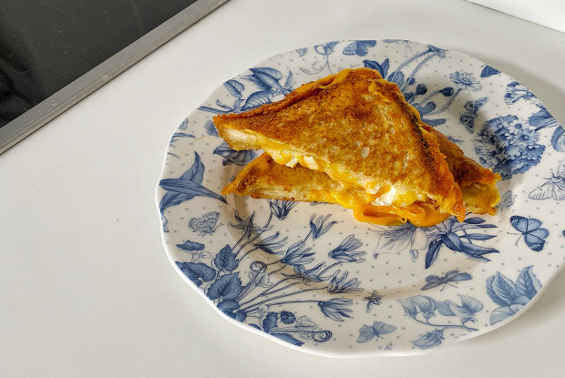 Горячий бутерброд с тремя сырами