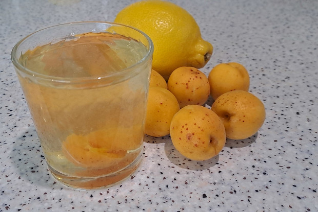 Абрикосовый компот с лимоном и имбирем на зиму