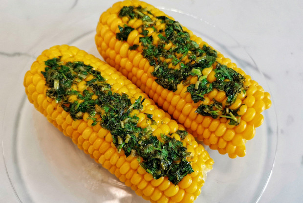 Отварная кукуруза со сливочным маслом и зеленью