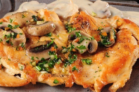 Куриное филе с грибами и сметанным соусом