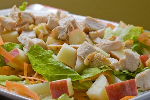 Куриный салат с яблоками и зеленью