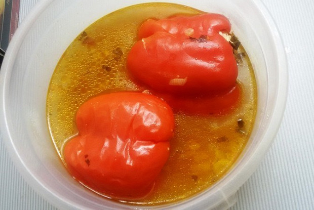 Маленькие перчики, фаршированные индейкой и рисом