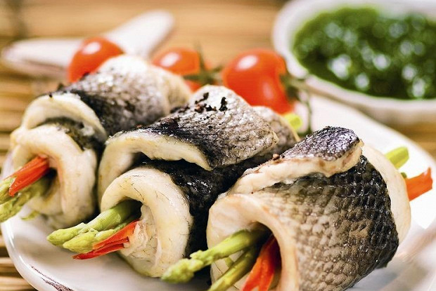Рулет из сибаса с овощами