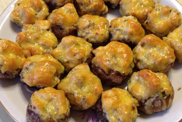 Шампиньоны, фаршированные курицей и сыром