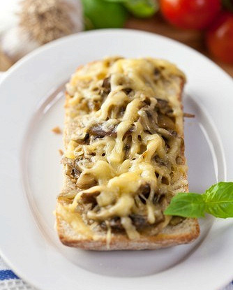 Хлеб с сыром, маслинами и оливками