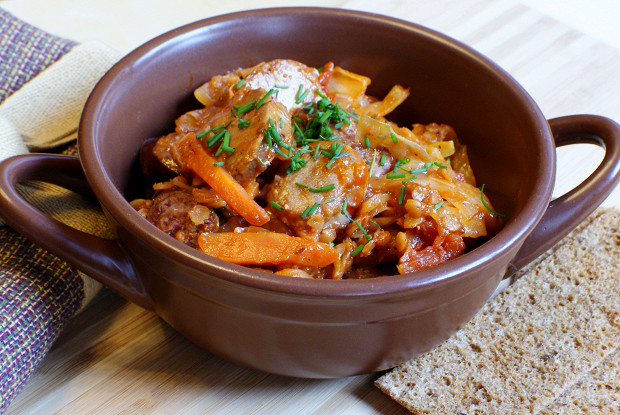 Горшочки с капустой, чечевицей и колбасками