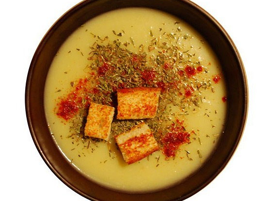 Суп-пюре из картофеля и лука-порея с крутонами