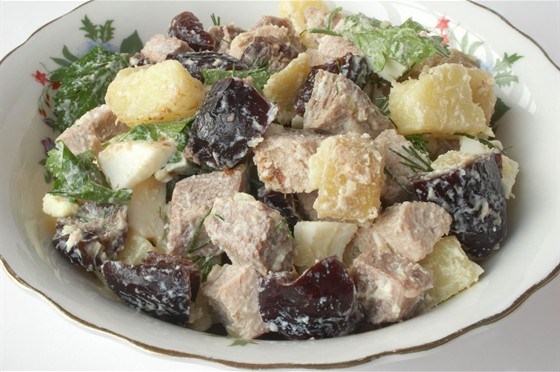 Салат с мясом и черносливом